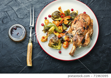 Pork rack with vegetables 71963095