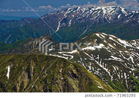 從谷川山脈和木倉山看的上越邊境山脊線和剩余雪的繞線機山 從谷川山脈和木倉山看的上越邊境山脊線和剩余雪的繞線機山 71963293
