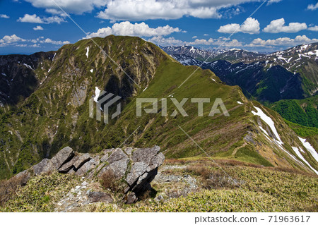 從谷川山脈的山脊線和上越邊界山脊線看到的竹之岳 從谷川山脈的山脊線和上越邊界山脊線看到的竹之岳 71963617