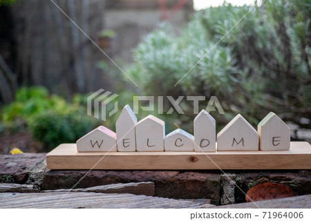 Welcome message for a small house 71964006