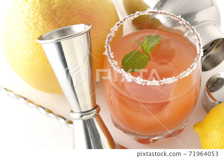 Cocktail image cut with cocktail shaker, grapefruit, lemon and salty dog (white background) Cocktail image cut with cocktail shaker, grapefruit, lemon and salty dog (white background) 71964053