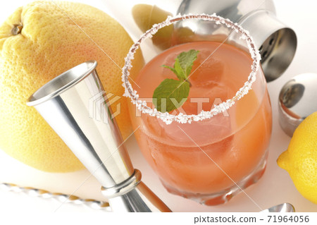 Cocktail image cut with cocktail shaker, grapefruit, lemon and salty dog (white background) Cocktail image cut with cocktail shaker, grapefruit, lemon and salty dog (white background) 71964056
