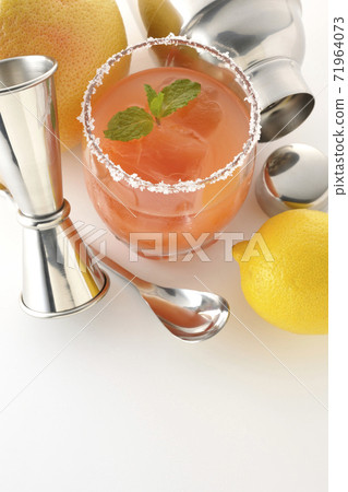 Cocktail image cut with cocktail shaker, grapefruit, lemon and salty dog (white background) Cocktail image cut with cocktail shaker, grapefruit, lemon and salty dog (white background) 71964073
