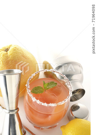 Cocktail image cut with cocktail shaker, grapefruit, lemon and salty dog (white background) 71964098