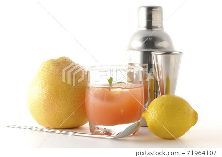 Cocktail image cut with cocktail shaker, grapefruit, lemon and salty dog (white background) 71964102