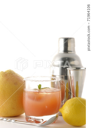 Cocktail image cut with cocktail shaker, grapefruit, lemon and salty dog (white background) Cocktail image cut with cocktail shaker, grapefruit, lemon and salty dog (white background) 71964106