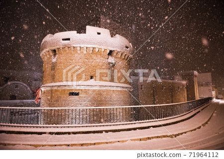 Christmas background, fir tree branches with gold christmas balls and golden decortation on pink background 71964112