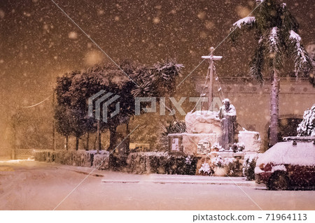 Statue of padre Pio in Avetrana town under the snow after an unusual snowfall in Puglia 71964113
