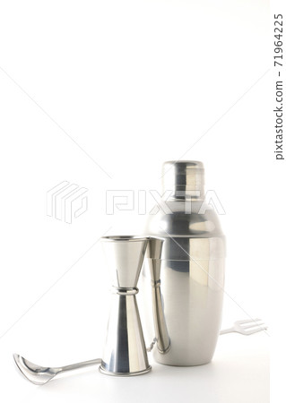 在白色背景上拍攝雞尾酒調酒器,主要杯子和酒吧勺子,這是製作雞尾酒的工具 在白色背景上拍攝雞尾酒調酒器,主要杯子和酒吧勺子,這是製作雞尾酒的工具 71964225