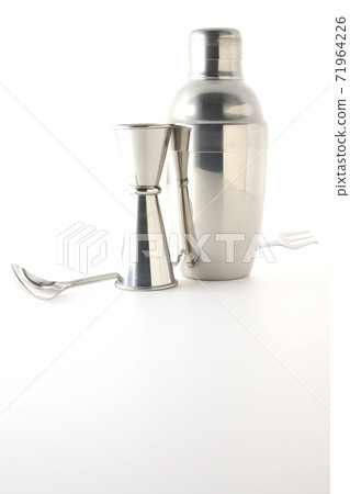 在白色背景上拍攝雞尾酒調酒器，主要杯子和酒吧勺子，這是製作雞尾酒的工具 71964226