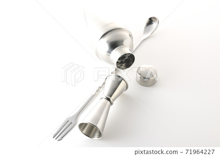 在白色背景上拍攝雞尾酒調酒器,主要杯子和酒吧勺子,這是製作雞尾酒的工具 在白色背景上拍攝雞尾酒調酒器,主要杯子和酒吧勺子,這是製作雞尾酒的工具 71964227