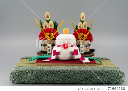Kagami mochi Kadomatsu New Year clay work 71964288