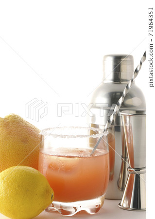 Cocktail image cut with cocktail shaker, grapefruit, lemon and salty dog (white background) Cocktail image cut with cocktail shaker, grapefruit, lemon and salty dog (white background) 71964351