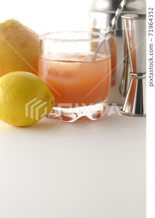 Cocktail image cut with cocktail shaker, grapefruit, lemon and salty dog (white background) Cocktail image cut with cocktail shaker, grapefruit, lemon and salty dog (white background) 71964352