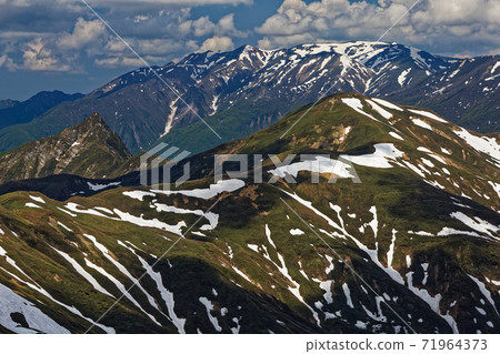 谷川山脈和竹野山,Ogenta山和山岳剩下的七間雪屋。 谷川山脈和竹野山,Ogenta山和山岳剩下的七間雪屋。 71964373