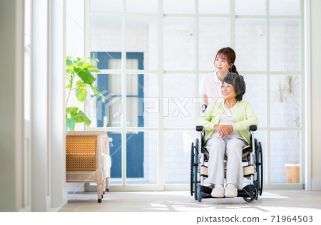 輪椅和保姆的女高管 輪椅和保姆的女高管 71964503