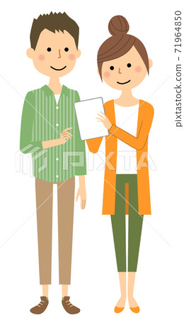 一對年輕夫婦看著一台平板電腦 71964850