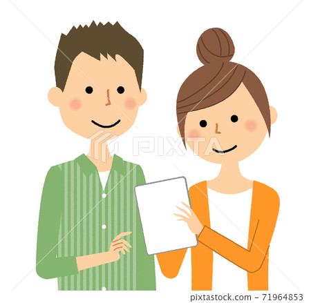 一對年輕夫婦看著一台平板電腦 一對年輕夫婦看著一台平板電腦 71964853