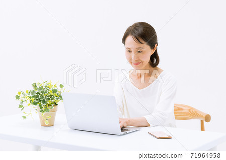 在家做工作的婦女 71964958