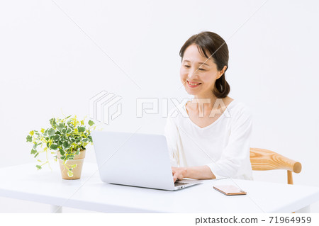 在家做工作的婦女 71964959