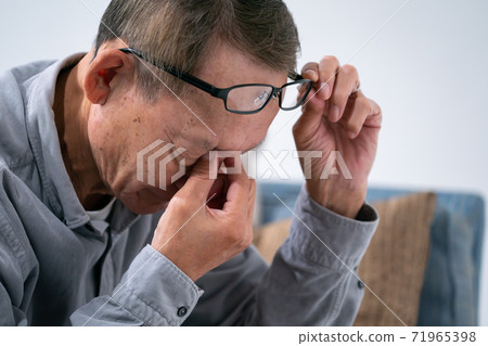 Senior men holding over the eyes Senior men holding over the eyes 71965398