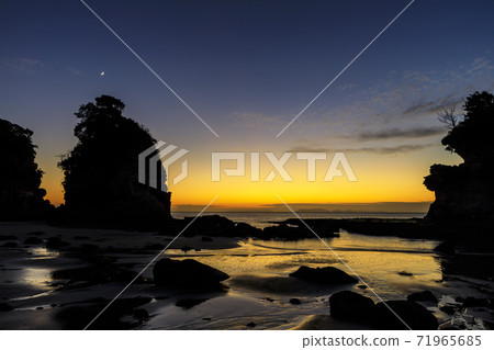 西海岸Ningyoiwa日落 71965685