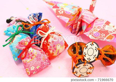 Japanese-style accessories, sachets, paper cranes, and drums 71966670