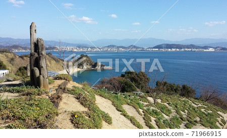 在愛媛縣松山市的一個偏僻小島小島上，從情人的關口眺望松山市的景象[2月] 71966915