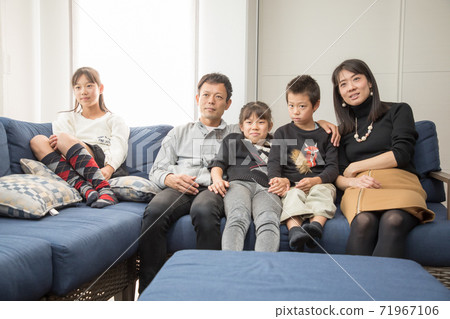 Family cheering 71967106