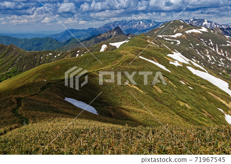 在上越邊境的山脈和繞線機山，以及從竹之嶽山脊線看到的剩餘積雪 71967545