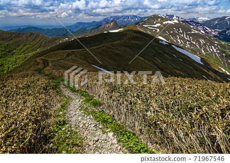 在上越邊境的山脈和繞線機山，從Hoho Pass附近可以看到積雪 71967546