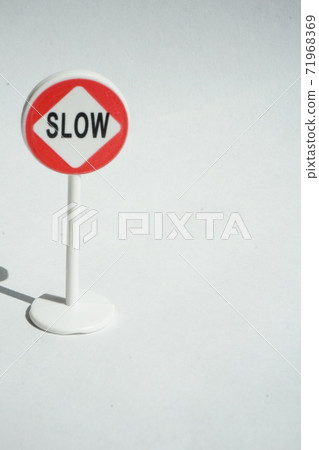 Slow sign Slow sign 71968369