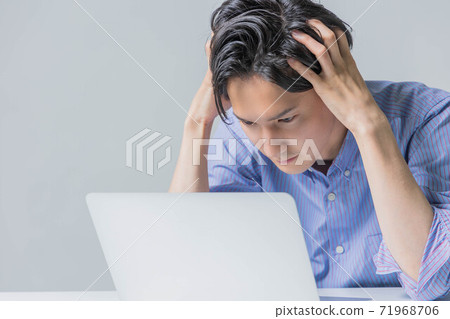 一個年輕人在工作失敗後抱著頭 71968706