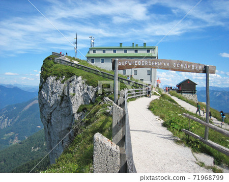 在奧地利薩爾茨·坎默古特山沙夫堡山頂的懸崖上建造 71968799