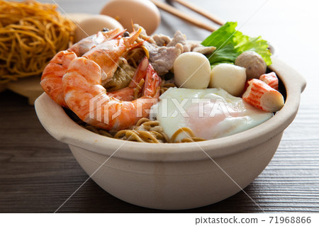 Clay Pot Yee Mee Seafood Noodle Soup Clay Pot Yee Mee Seafood Noodle Soup 71968866