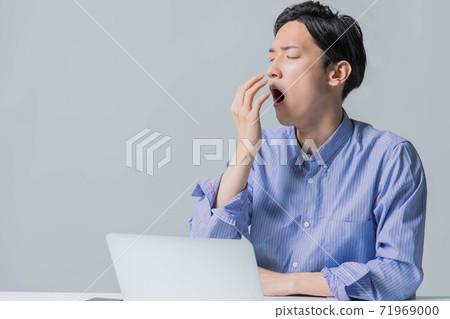 一個年輕人，工作累了，大喊大叫 71969000