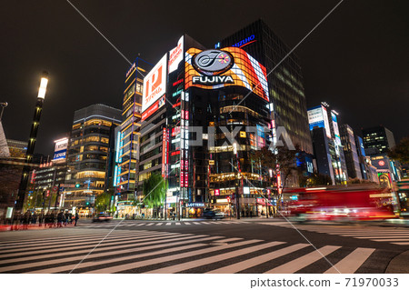 日本的東京城市景觀從Suyoriyabashi交叉路口看到的銀座（夜景）= 2020年11月27日 71970033