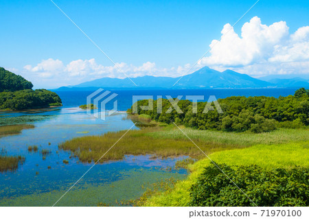 White clouds in summer and Mt. Bandai / Lake Inawashiro White clouds in summer and Mt. Bandai / Lake Inawashiro 71970100