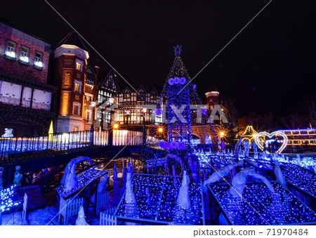 Illuminations of a white boyfriend park 71970484