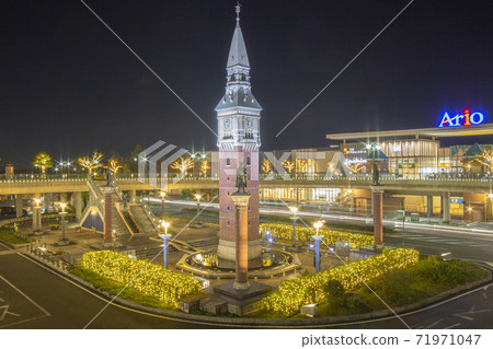 From the north deck of JR Kurashiki Station, light the bus station around the clock tower and take a picture at the time of the project 71971047