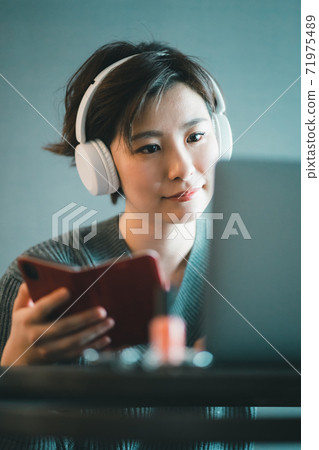 30s women lifestyle 71975489