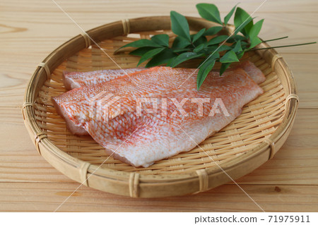 在竹basket上的紅色魚片 71975911