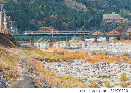[高山町幹線穿越下野溫泉町和飛ida河的秋葉] 71976550