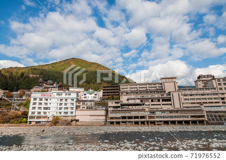 [下野溫泉町和飛ida河在紅葉] 71976552