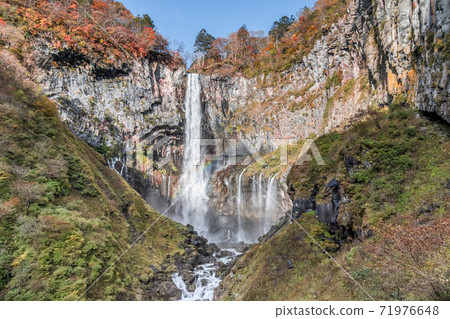 [Autumn leaves of Kegon Falls and a subtle rainbow] 71976648