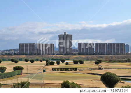 [Hirakata City, Osaka Prefecture] Scenery of Hirakata seen from the Yodogawa riverbed, condominiums 71978364