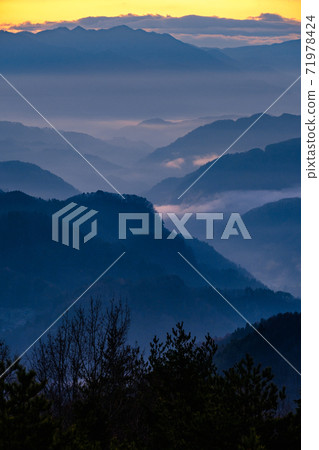 Dawn (mountains of morning mist) Dawn (mountains of morning mist) 71978424