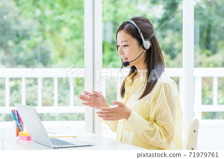 參加在線課程的學生 71979761