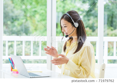 Students taking online classes 71979762