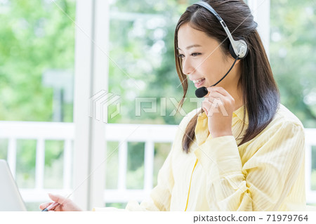 參加在線課程的學生 71979764
